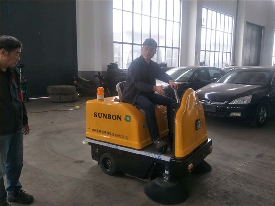 駕駛式掃地車在地下停車場的應用 駕駛式掃地車在地下停車場的應用