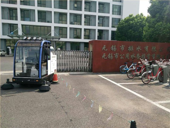 電動掃地機(jī)2000A順利交付無錫市排水有限公司 電動掃地機(jī)2000A順利交付無錫市排水有限公司