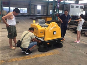 如何發(fā)揮電動掃地機(jī)的較佳清掃效果 如何發(fā)揮電動掃地機(jī)的較佳清掃效果