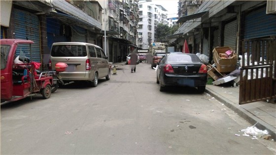 駕駛式掃地機(jī)助力解決背街小巷環(huán)境問題