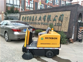 駕駛式掃地機(jī)在地板類板材工廠的應(yīng)用 駕駛式掃地機(jī)在地板類板材工廠的應(yīng)用
