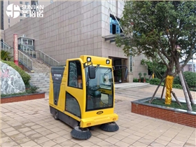 駕駛式掃地車在商業(yè)場所的清潔應(yīng)用 駕駛式掃地車在商業(yè)場所的清潔應(yīng)用