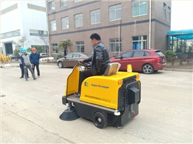 又一家地板廠采購(gòu)圣倍諾工廠掃地車(chē)