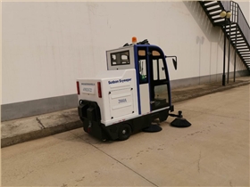 火車站貨場保潔交給電動掃地車 火車站貨場保潔交給電動掃地車