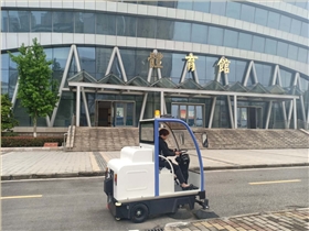圣倍諾電動(dòng)掃地車(chē)進(jìn)駐無(wú)錫第三高級(jí)中學(xué)