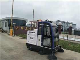 火車站貨場保潔交給電動掃地車 火車站貨場保潔交給電動掃地車