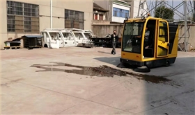 無錫某物業(yè)公司來廠體驗電動掃地車 無錫某物業(yè)公司來廠體驗電動掃地車