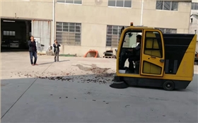 無錫某物業(yè)公司來廠體驗電動掃地車 無錫某物業(yè)公司來廠體驗電動掃地車