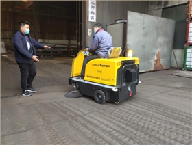 鋼結(jié)構(gòu)工廠車間用什么樣的電動(dòng)掃地機(jī)