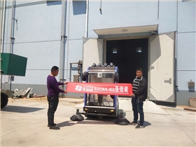 興化某米業(yè)采購(gòu)圣倍諾2000A駕駛式電動(dòng)掃地車