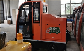 2000A電動掃地車助力物流中心清潔服務(wù)