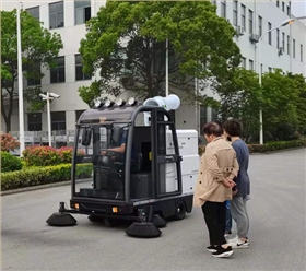 駕駛式掃地機(jī)解決公園落葉清掃問(wèn)題