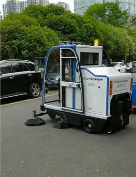 清掃車成為環(huán)衛(wèi)街道清潔小能手 清掃車成為環(huán)衛(wèi)街道清潔小能手
