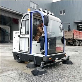 工業(yè)清掃車給企業(yè)工廠保潔帶來(lái)了質(zhì)的改善