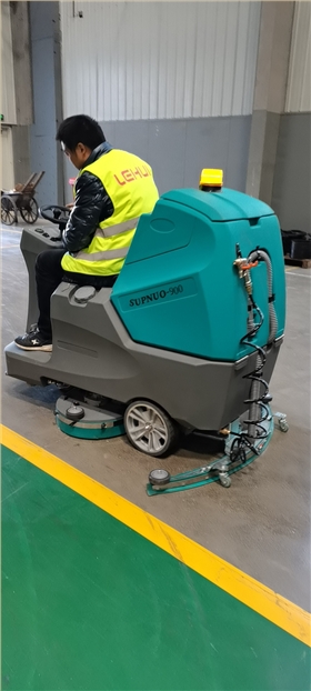 電動洗地機和電動掃地車的區(qū)別 電動洗地機和電動掃地車的區(qū)別