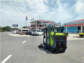 電動(dòng)掃地車在保持車站清潔起著很重要的作用 電動(dòng)掃地車在保持車站清潔起著很重要的作用