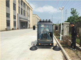 小型電動(dòng)清掃車：清潔速度驚人！