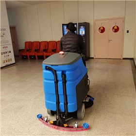 駕駛掃地車，高效清潔，低成本維護