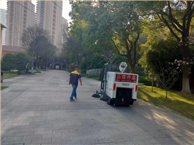 電動路面清掃車逐漸成為了學(xué)校保潔工作的新寵。