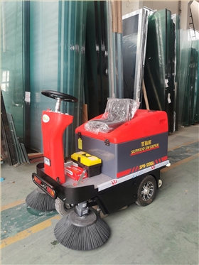 我們需要使用物流倉庫的小型電動掃地車做好清潔工作 我們需要使用物流倉庫的小型電動掃地車做好清潔工作