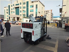 電動路面清掃車正逐漸成為小區(qū)戶外道路保潔的新寵