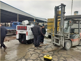 使用全封閉駕駛電動清掃車清潔工廠地面是合適的 使用全封閉駕駛電動清掃車清潔工廠地面是合適的