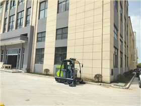 那么在哪里可以找到物業(yè)使用的電動掃地車？在選擇時要考慮哪些因素呢？