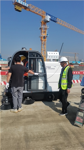 效率高便捷！電動(dòng)清掃車助工人快速完成清潔任務(wù)
