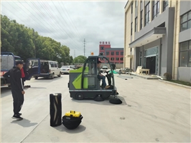 工廠車間掃地機(jī)使用技巧大揭秘，讓清潔更高效！
