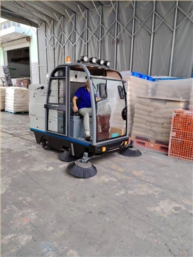 電動清掃車：清潔與環(huán)保的完美結(jié)合 