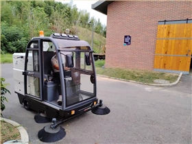 電動清掃車是一種用于工廠車間和工廠清潔的清潔設(shè)備