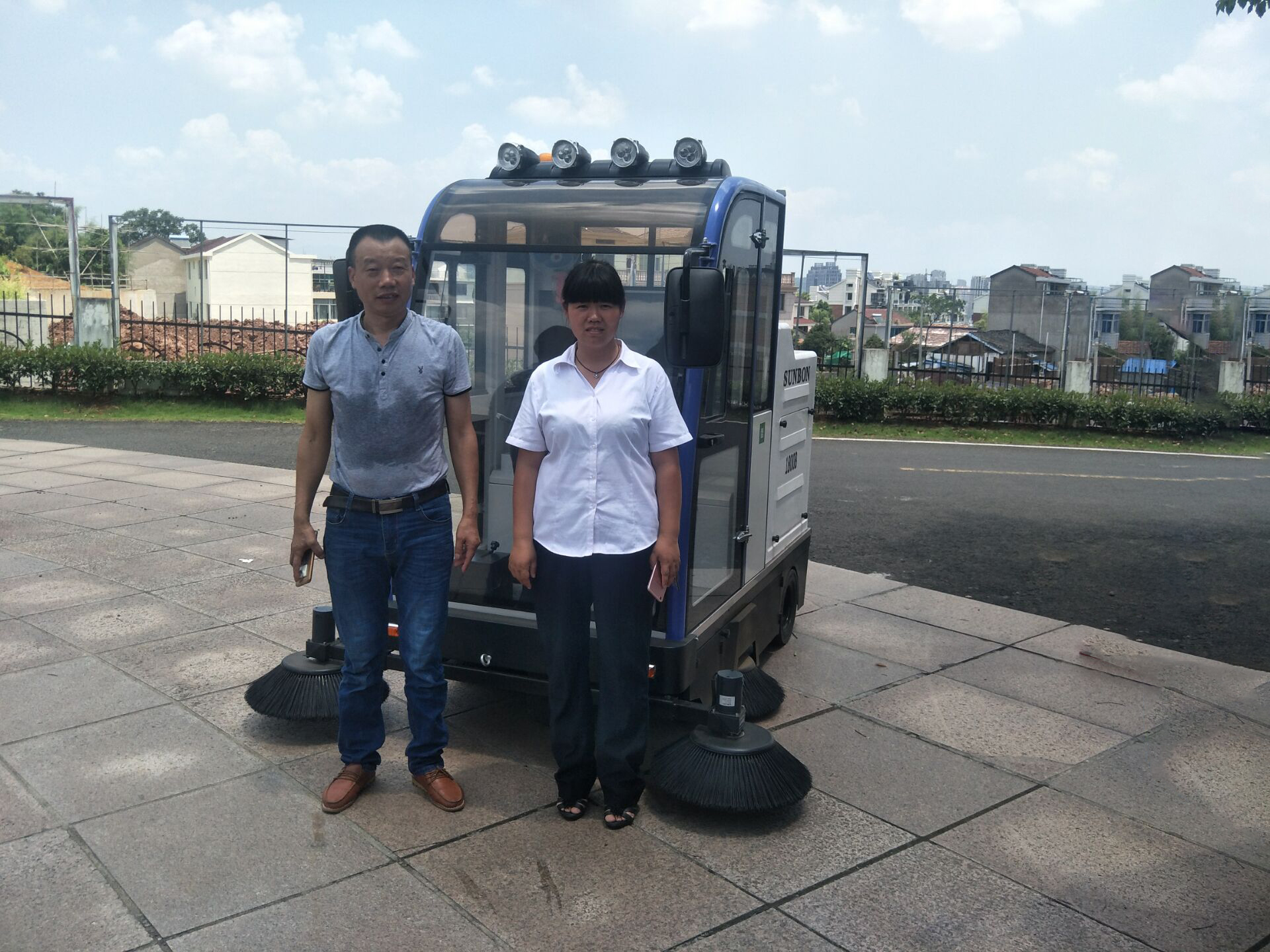 圣倍諾電動掃地機別墅區(qū)客戶見證