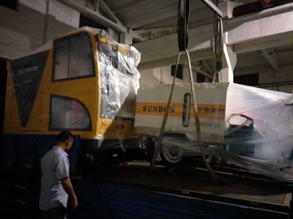 圣倍諾電動(dòng)清掃車裝車