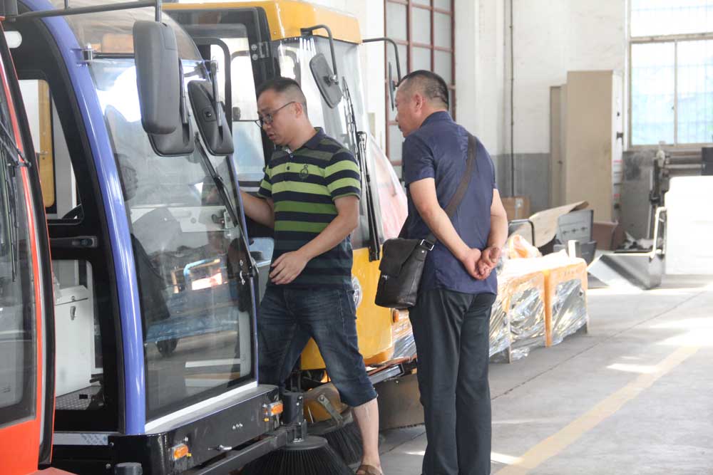 遼寧客戶參觀工廠并購(gòu)買電動(dòng)掃地機(jī)2000A 遼寧客戶參觀工廠并購(gòu)買電動(dòng)掃地機(jī)2000A