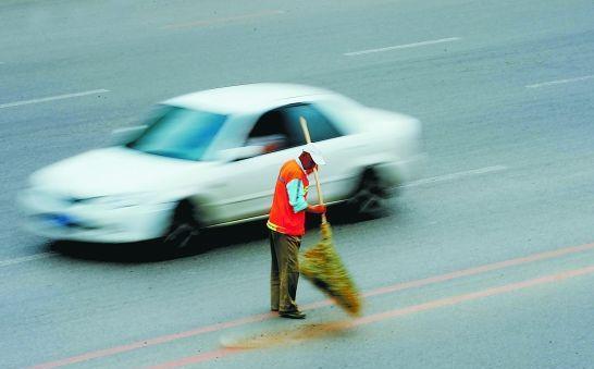 電動掃地車為環(huán)衛(wèi)工人減負(fù) 電動掃地車為環(huán)衛(wèi)工人減負(fù)