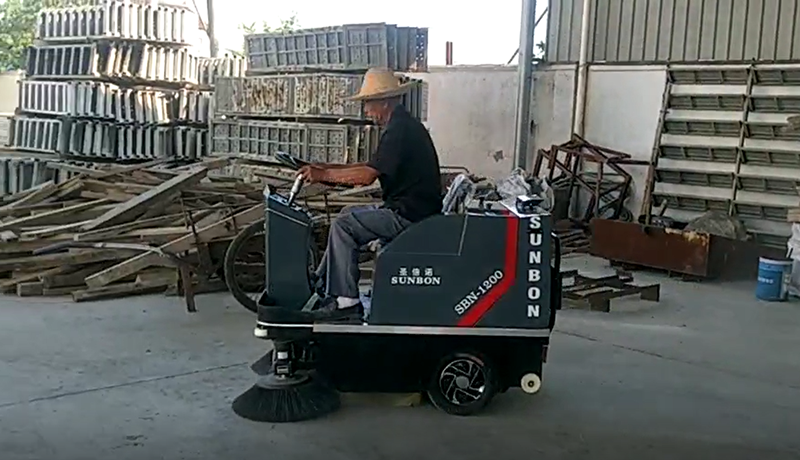 小型車間掃地機(jī)1200順利交付蘇州煜天架業(yè) 小型車間掃地機(jī)1200順利交付蘇州煜天架業(yè)