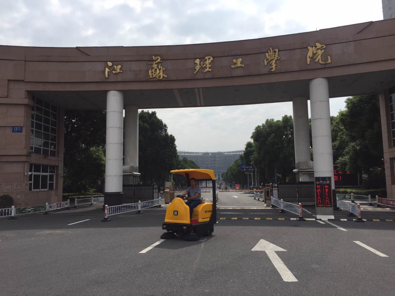學(xué)校塑膠跑道可以使用駕駛式掃地機(jī)嗎 學(xué)校塑膠跑道可以使用駕駛式掃地機(jī)嗎