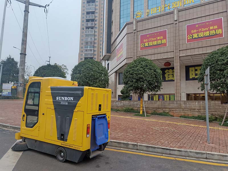 全封閉掃地車進(jìn)駐湖南某物業(yè)