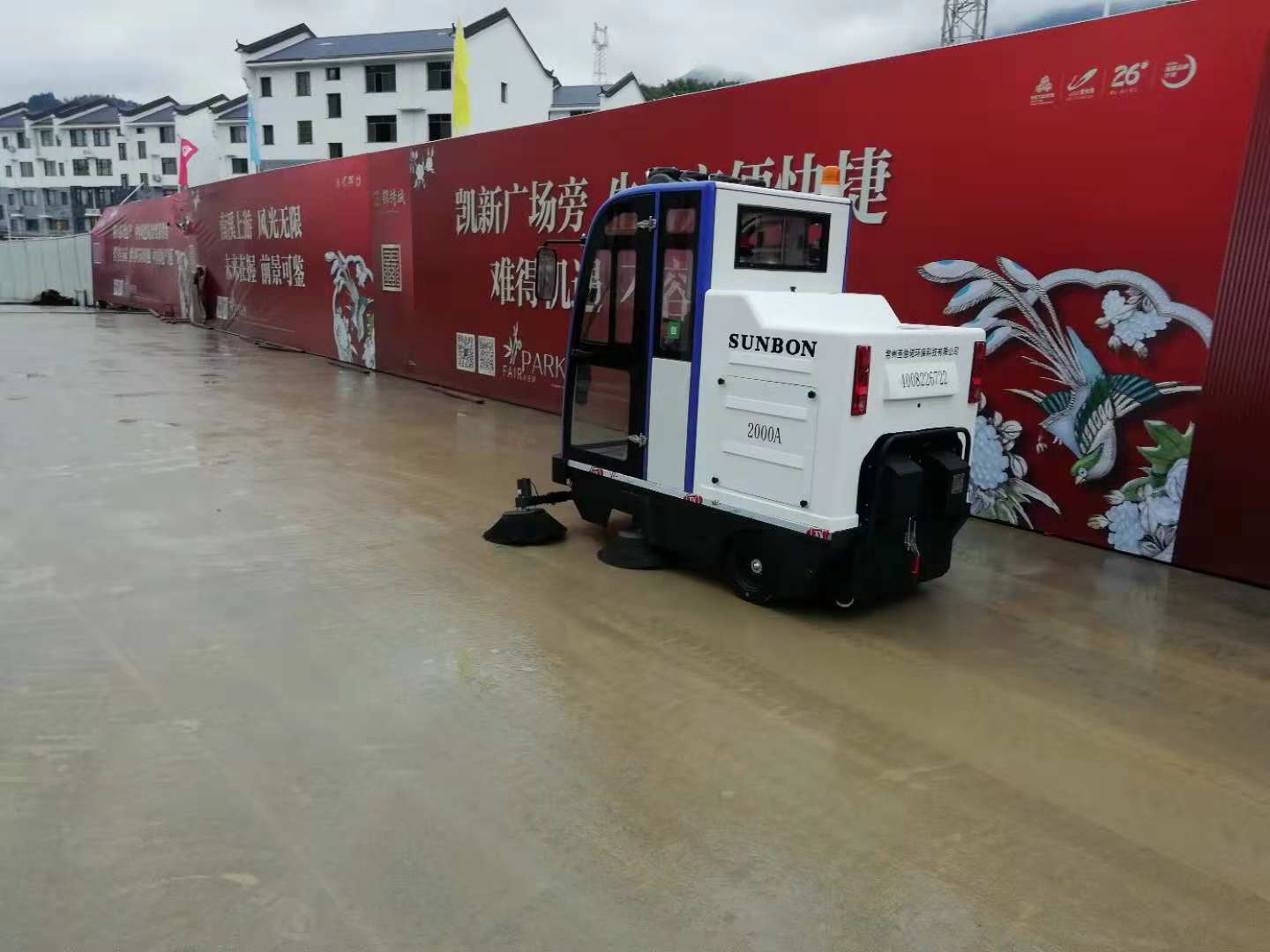 夏季即將來臨，駕駛式掃地車為環(huán)衛(wèi)工減輕勞動強度