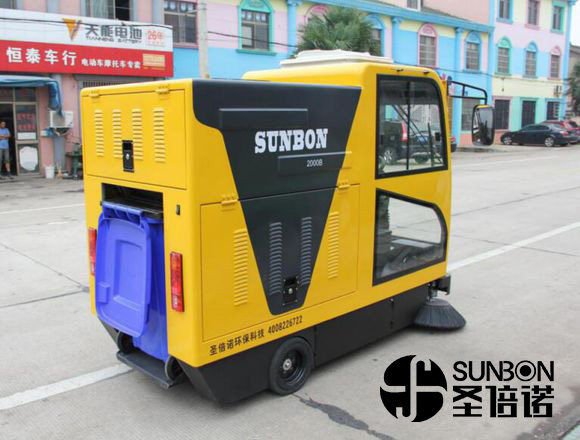  電動清掃車是環(huán)衛(wèi)工人好幫手