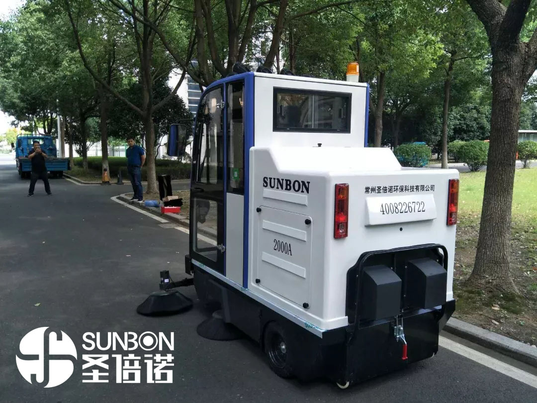 踏青時節(jié)，電動掃地機解決景區(qū)環(huán)境堪憂問題