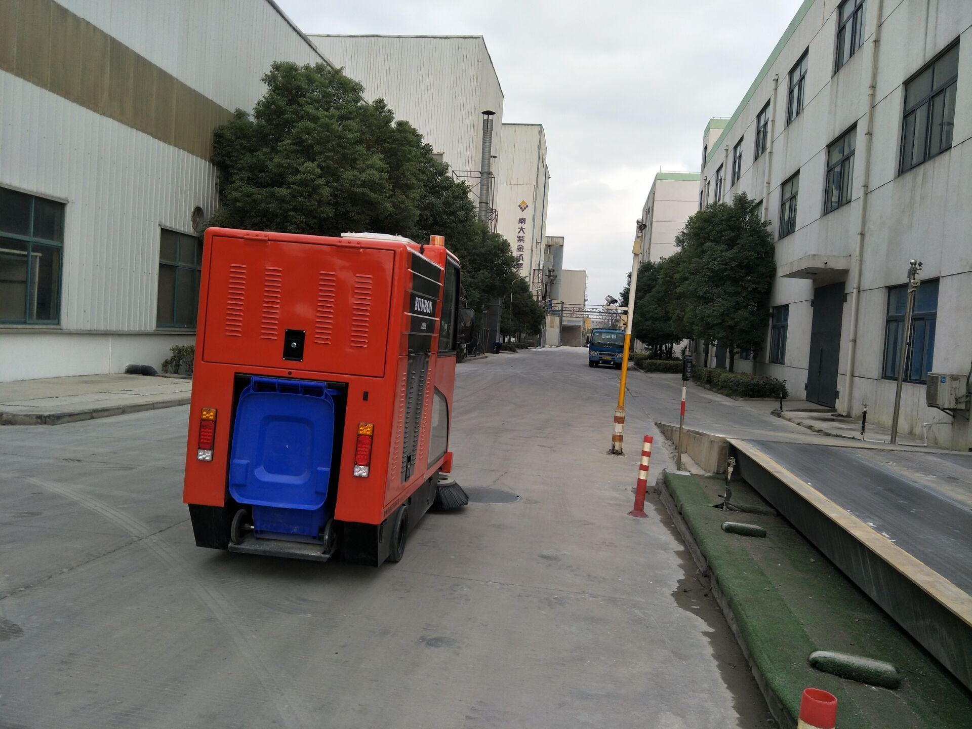 駕駛式掃地車在工廠企業(yè)的清潔優(yōu)勢(shì) 駕駛式掃地車在工廠企業(yè)的清潔優(yōu)勢(shì)