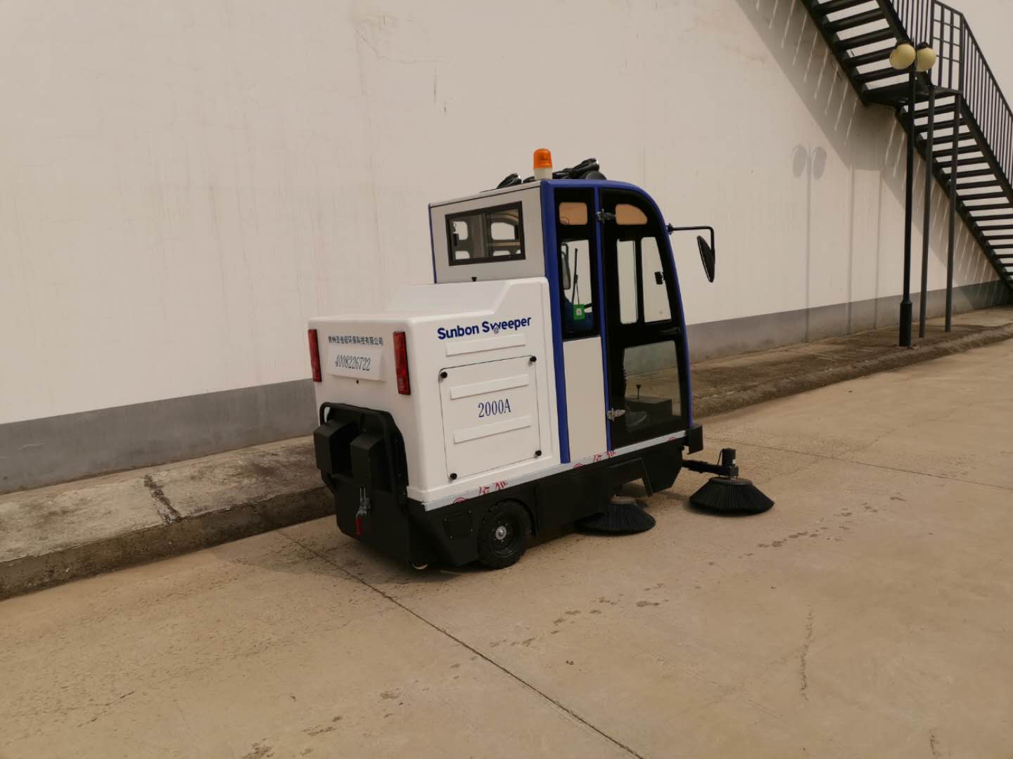 火車站貨場保潔交給電動掃地車 火車站貨場保潔交給電動掃地車