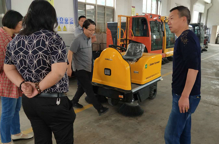 水泥廠路面清潔交給電動(dòng)清掃車 水泥廠路面清潔交給電動(dòng)清掃車