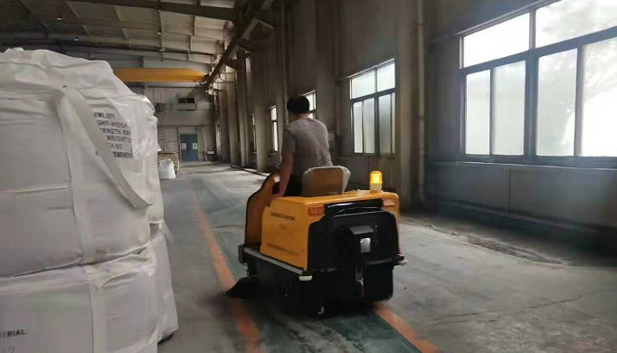 電動(dòng)掃地機(jī)在石化企業(yè)投入使用 電動(dòng)掃地機(jī)在石化企業(yè)投入使用