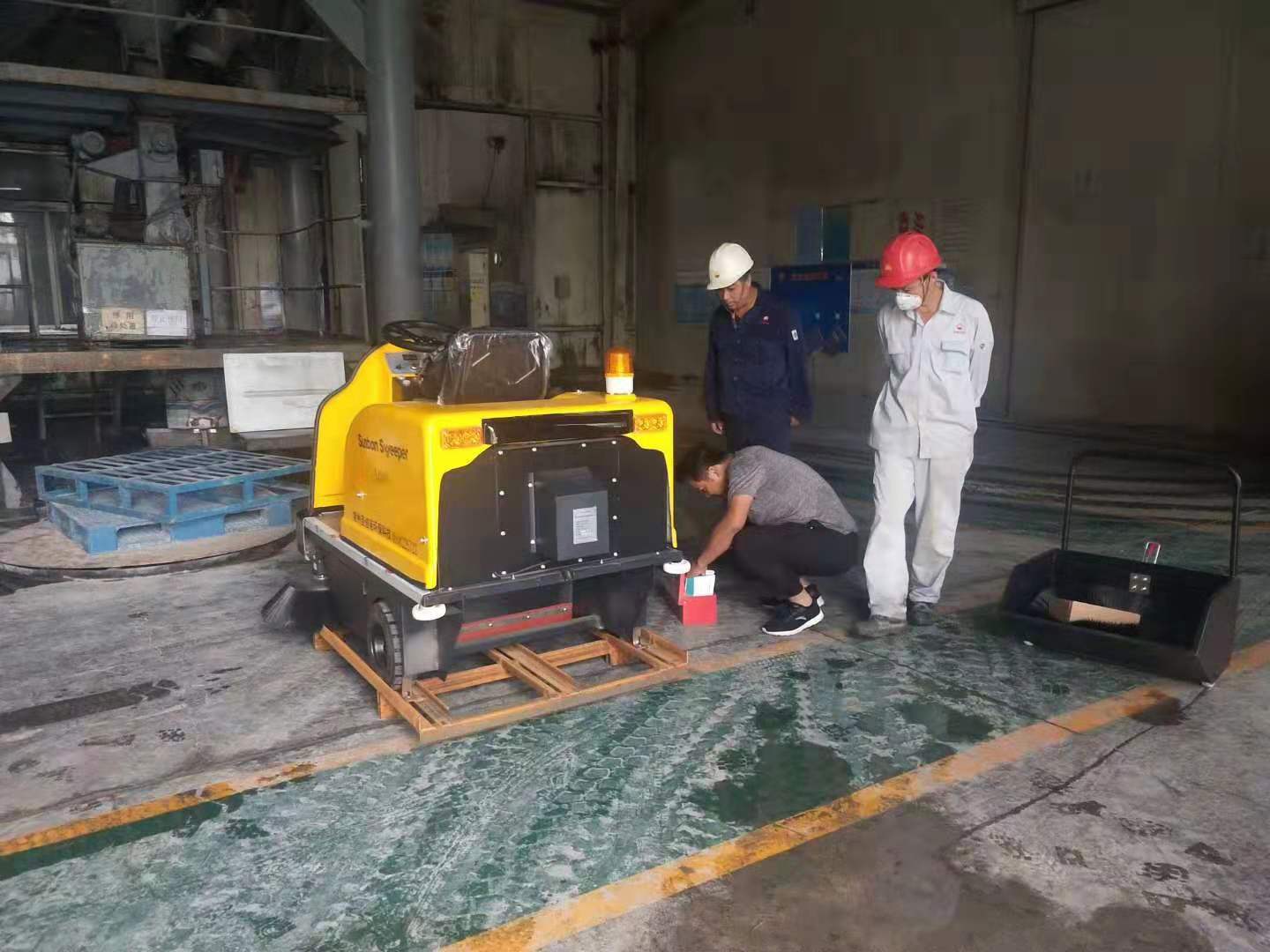 電動(dòng)掃地機(jī)在石化企業(yè)投入使用 電動(dòng)掃地機(jī)在石化企業(yè)投入使用