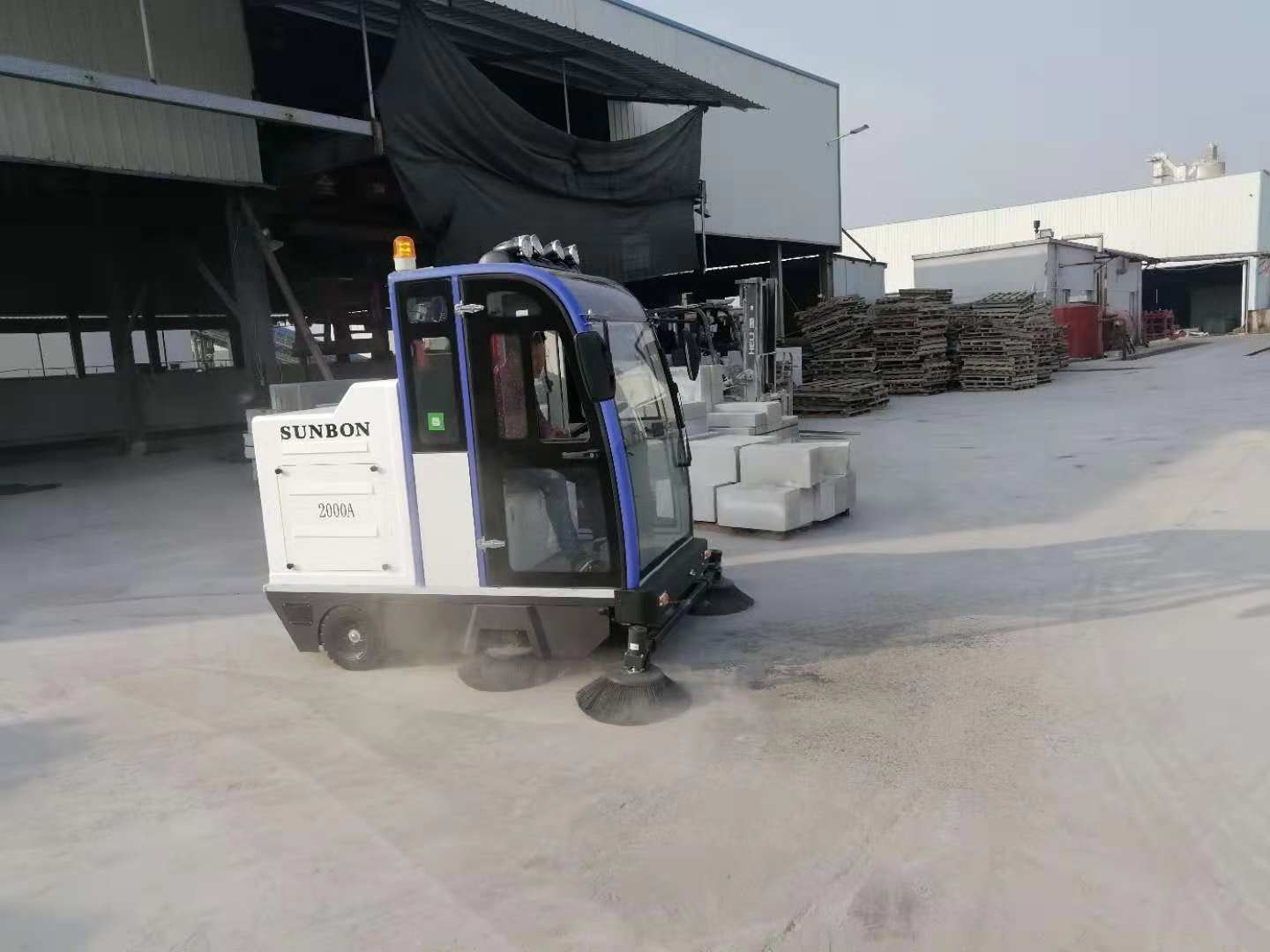 常州金壇某石材廠客戶來廠體驗電動掃地機 常州金壇某石材廠客戶來廠體驗電動掃地機