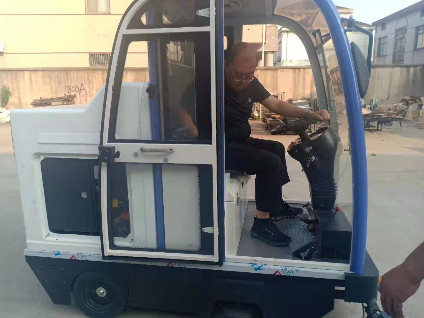 河北衡水客戶來廠考察試掃電動(dòng)掃地車 河北衡水客戶來廠考察試掃電動(dòng)掃地車