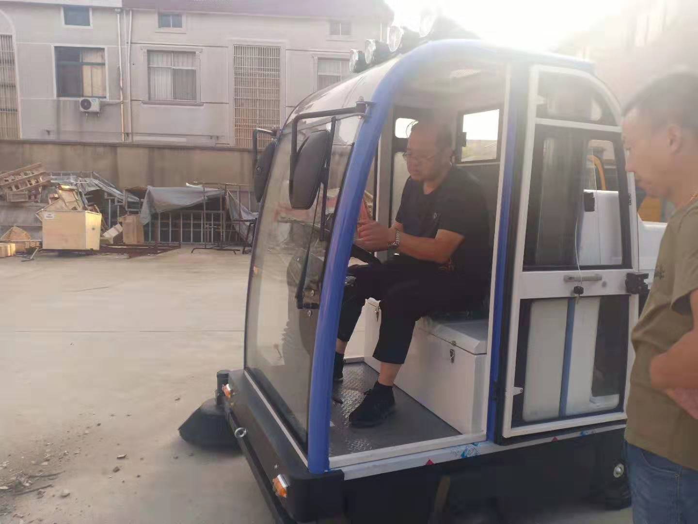 河北衡水客戶來廠考察試掃電動(dòng)掃地車 河北衡水客戶來廠考察試掃電動(dòng)掃地車
