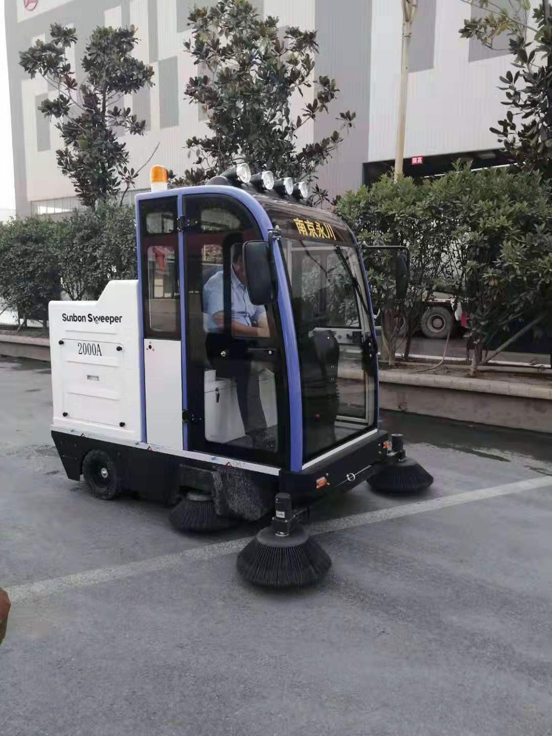 電動(dòng)掃地車進(jìn)駐南京永川混凝土有限公司 電動(dòng)掃地車進(jìn)駐南京永川混凝土有限公司